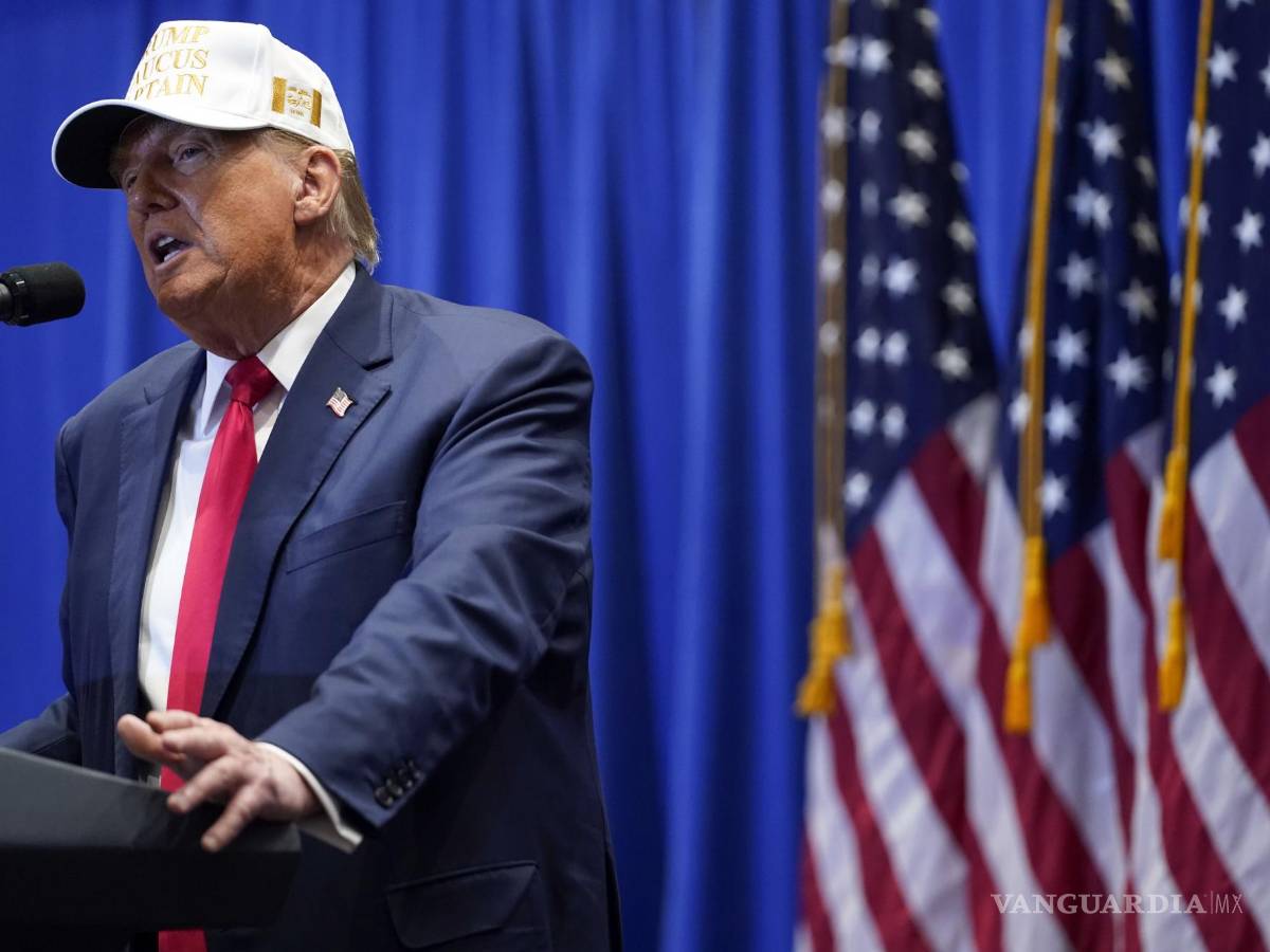 $!El candidato presidencial republicano, el expresidente Donald Trump, habla en un mitin en el Simpson College en Indianola, Iowa.