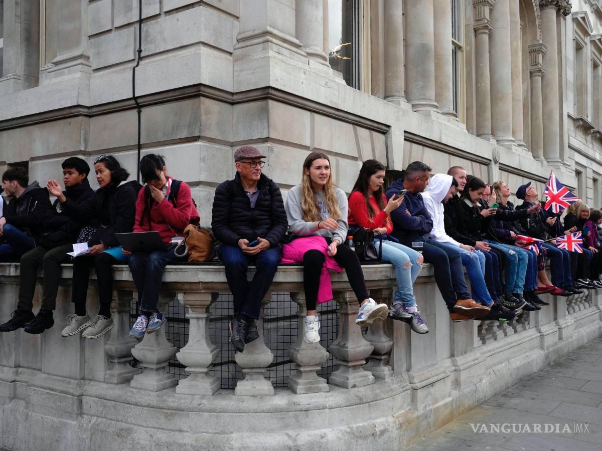 $!La gente se reúne para la procesión del ataúd de la reina Isabel II desde el Palacio de Buckingham hasta el Westminster Hall, en Londres.