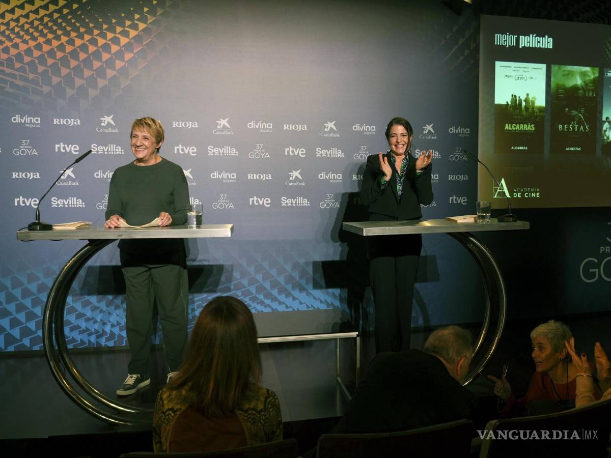 $!Las actrices Blanca Portillo (i) y Nora Navas durante la lectura de las obras e intérpretes nominados para 28 categorías en los premios Goya 2023.