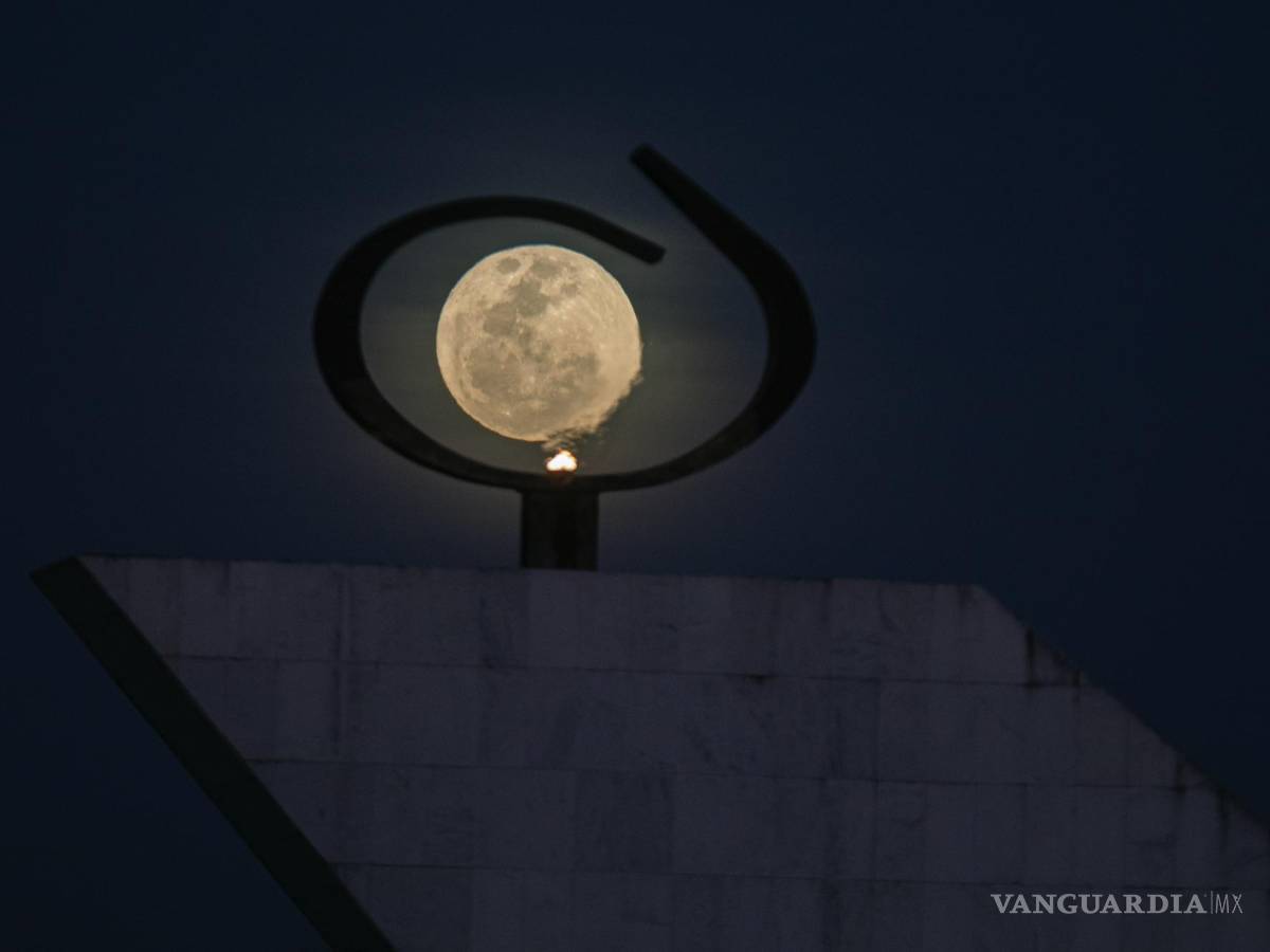 $!Fotografía de la superluna del ciervo a través del Panteón de la Patria y la Libertad, hoy en Brasilia (Brasil).