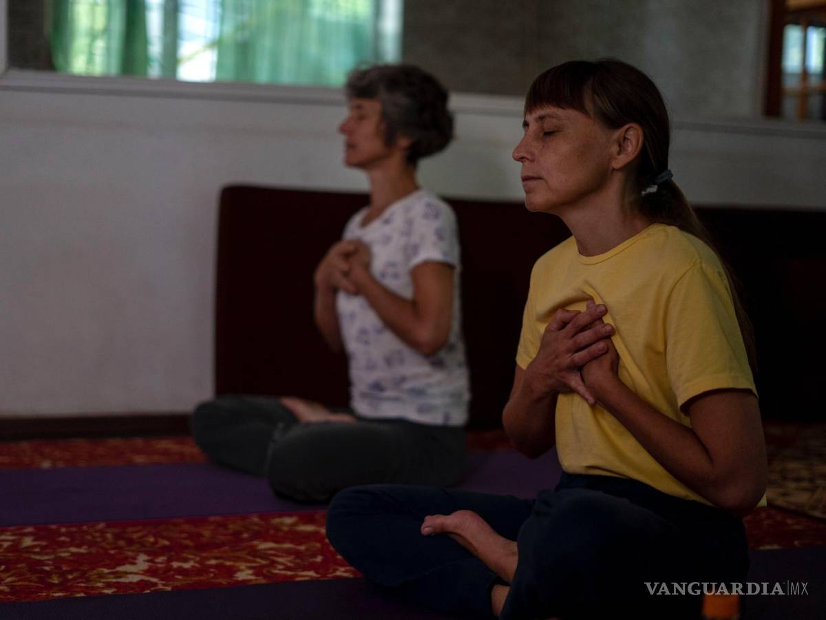 $!Personas de la ciudad ucraniana de Kramatorsk se reúnen para realizar sesiones de yoga para aliviar el estrés causado por los persistentes bombardeos de Rusia.