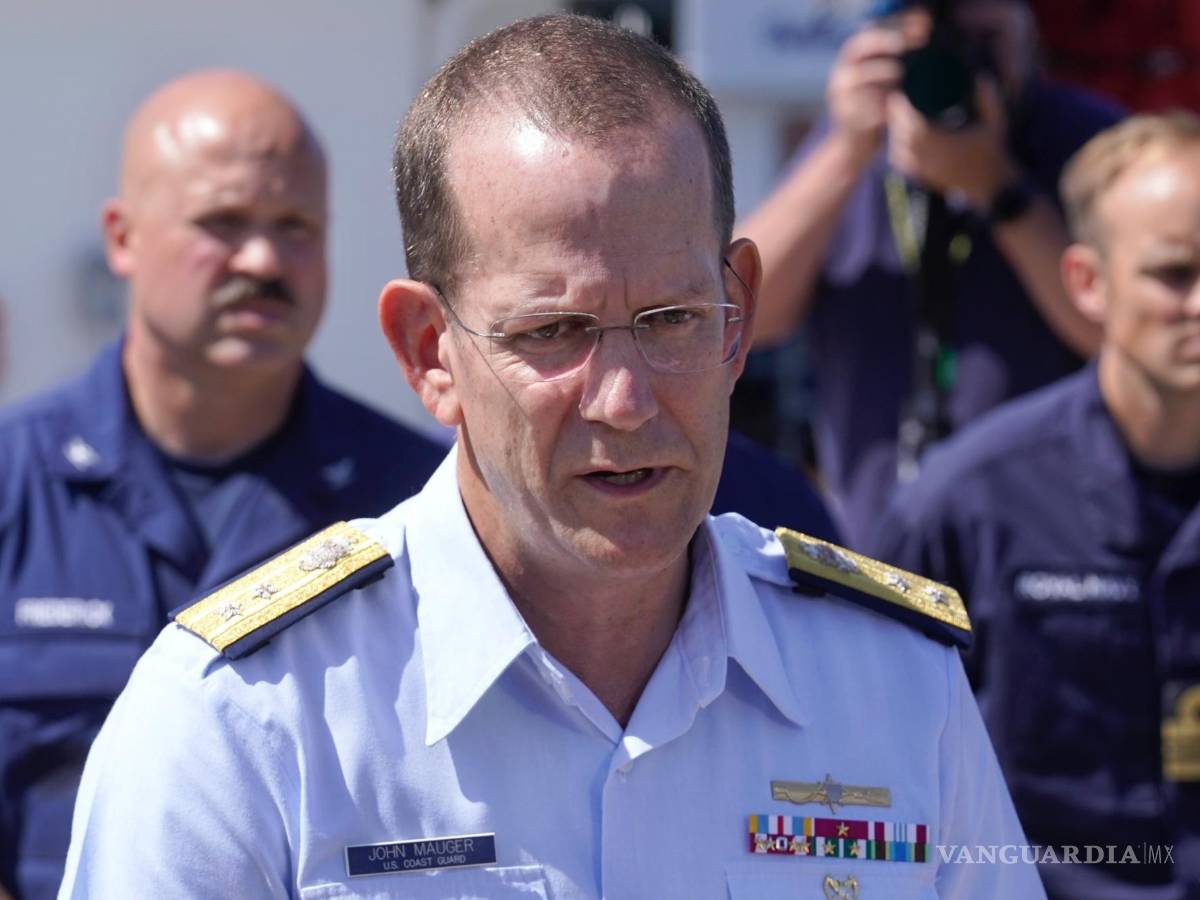 $!El Contralmirante de la Guardia Costera estadounidense John Mauger, comandante del Primer Distrito de la Guardia Costera, da una conferencia de prensa en Boston.