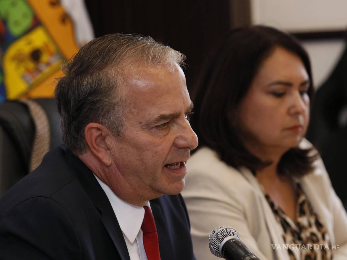 $!De acuerdo con el titular de la Sedu en Coahuila, Francisco Saracho Navarro, en Coahuila se continúa a la espera de las resoluciones para conocer si se repartirán o no los libros de texto.