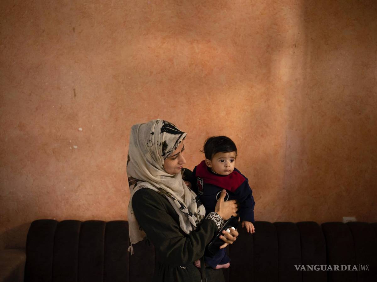 $!Amal Al-Taweel con su bebé Ali en la casa de su familia en Nuseirat, en la Franja de Gaza,. Ali nació el 7 de octubre, el día en que estalló la guerra.