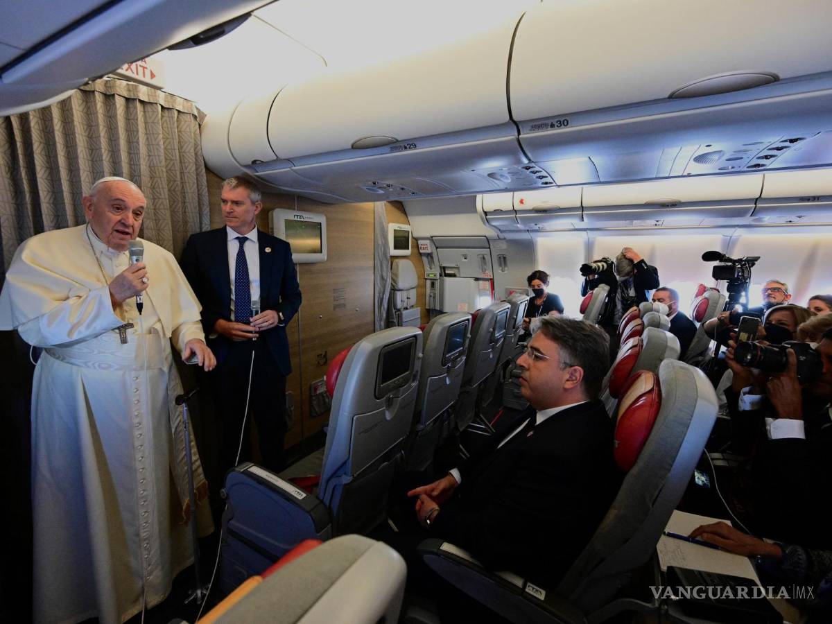 $!A bordo del avión papal, Francisco dijo a los periodistas que se trataba de un “viaje penitencial”.