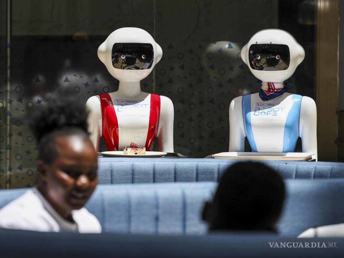 $!Camareros robóticos esperan para atender a los clientes en el Robot Café, el primer restaurante robótico en África Oriental en Kileleshw.