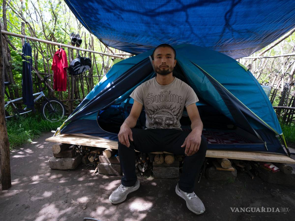 $!Chen Wang, un migrante chino actualmente sin hogar en Nueva York, posa para una fotografía frente a su tienda.