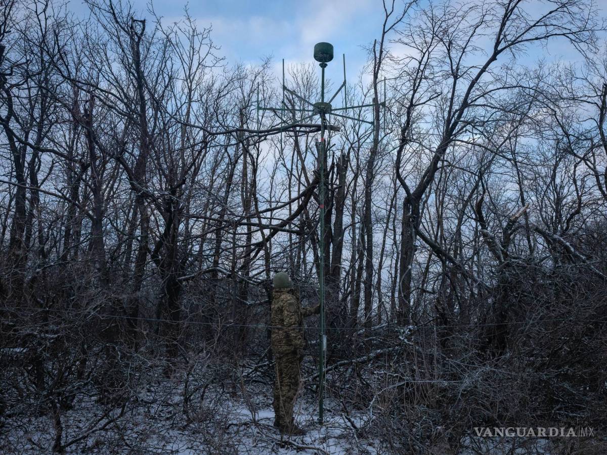 $!Un soldado ucraniano instala una antena de un sistema de guerra electrónica para escuchar el parloteo ruso en la línea del frente cerca de Bakhmut.