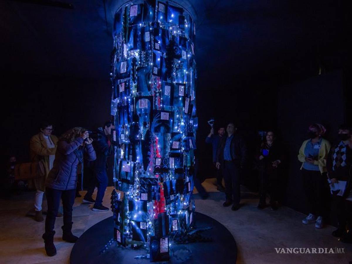 $!Miriam Medrez exhibe escultura hecha con radiografías de enfermos en Monterrey