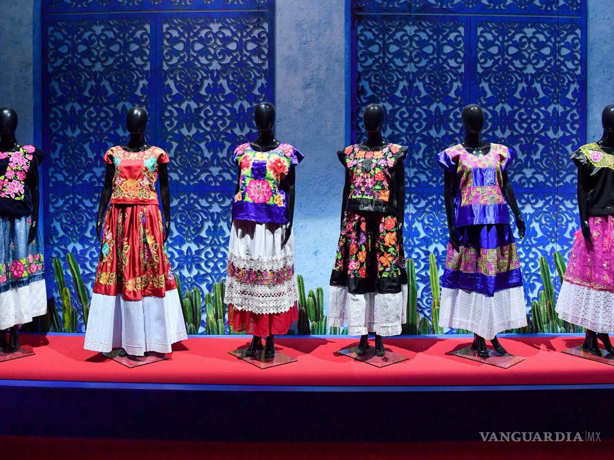 $!Vestidos se exhiben durante la inauguración de Frida Kahlo: The Life of an Icon, como parte del Festival de Sydney 2023, en Sydney, Australia.