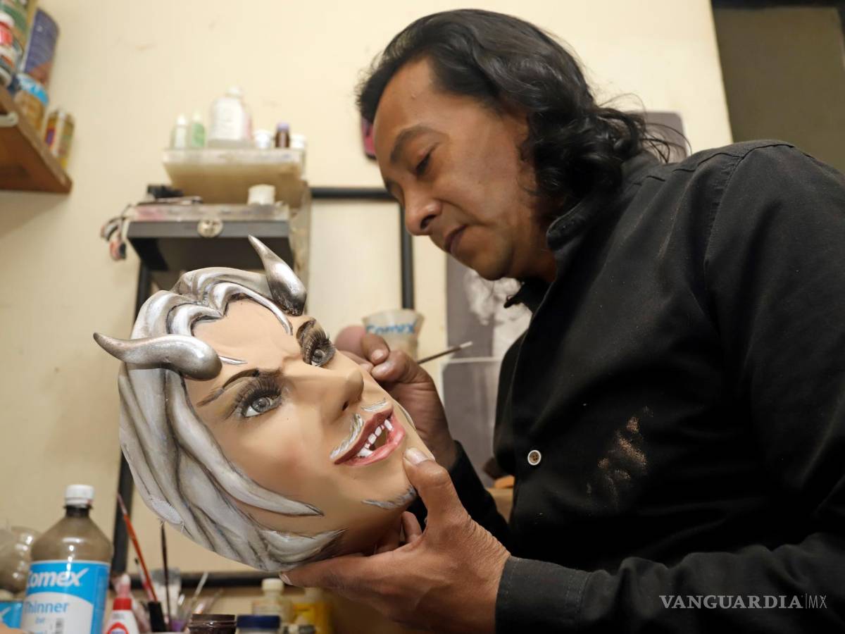 $!El escultor Adrián Becerra mientras trabaja en su taller de máscaras talladas en madera artesanal, en la ciudad de Puebla (México). EFE/ Hilda Ríos