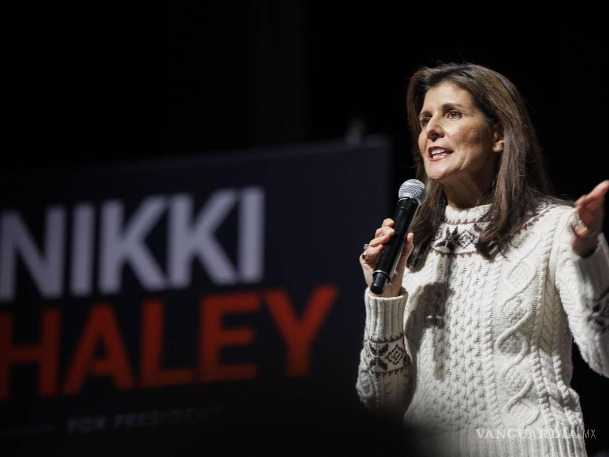 $!La candidata republicana, Nikki Haley, se dirige a sus seguidores durante un mitin para salir a votar en la escuela secundaria de Exeter en Exeter, New Hampshire.