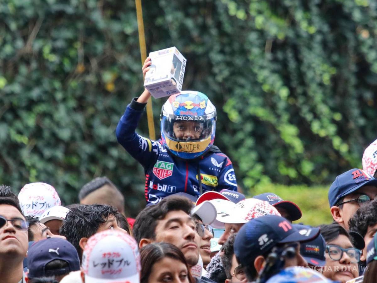 $!Fanáticos del piloto se vistieron como él para esperarlo afuera de la Plaza.