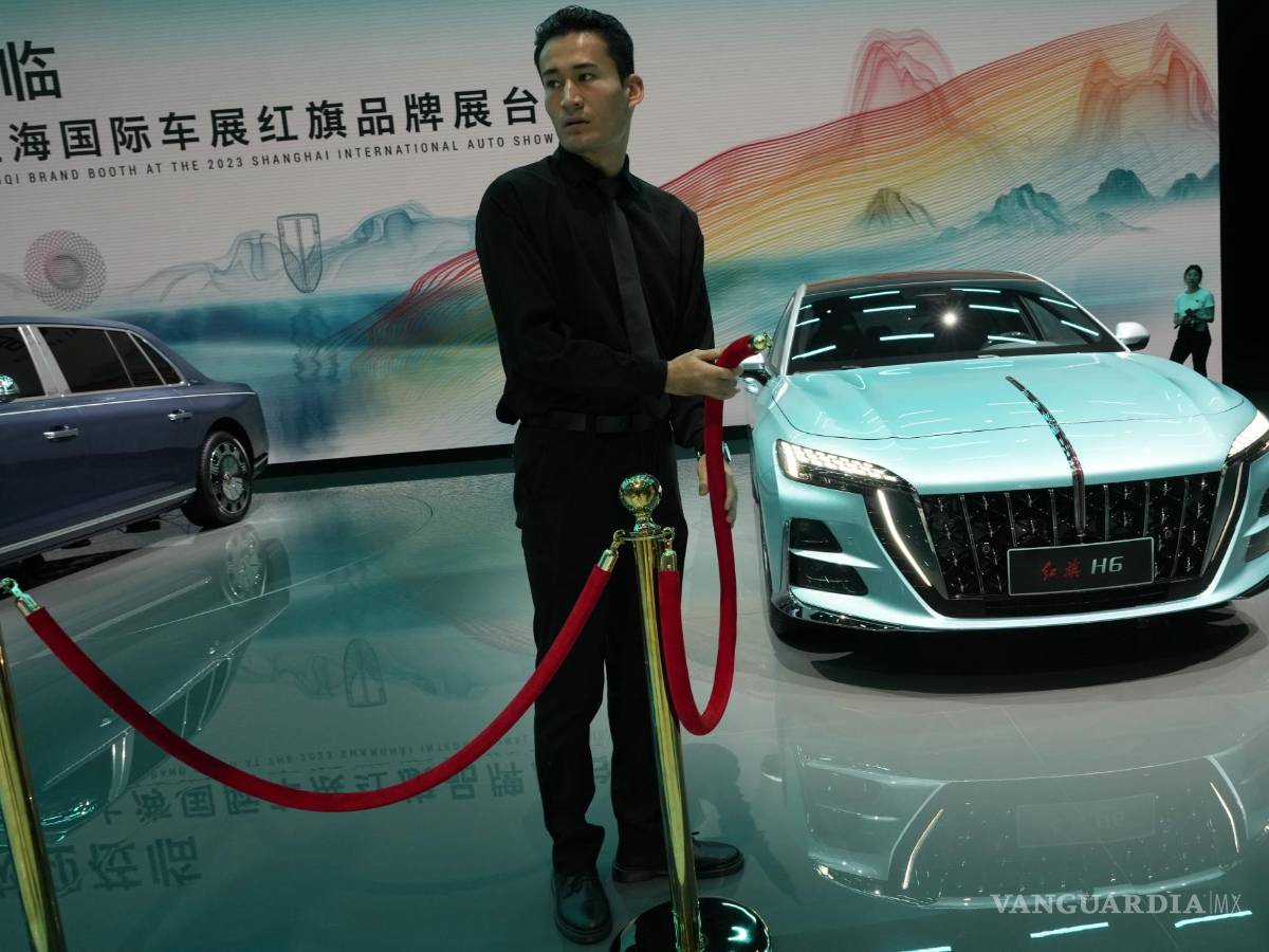 $!Un trabajador se prepara para acordonar el H6 de la marca china de automóviles de lujo Hongqi en la feria Auto Shanghai 2023 en Shanghái, el 19 de abril de 2023.