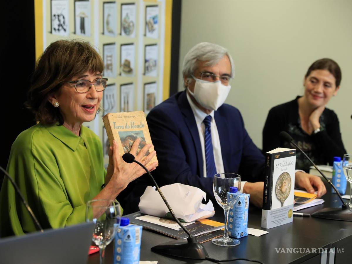 $!(De izq a der) Pilar del Río, viuda del escritor luso José Saramago; el profesor y miembro de la Real Academia Carlos Reis y la directora de la división literaria de Alfaguara, Pilar Reyes, dan una rueda de prensa en el ámbito de la presentación, por parte de la editorial Alfaguara, de todo su programa cultural para celebrar el año Saramago en 2022 en el centenario de su nacimiento. EFE/Fernando Alvarado