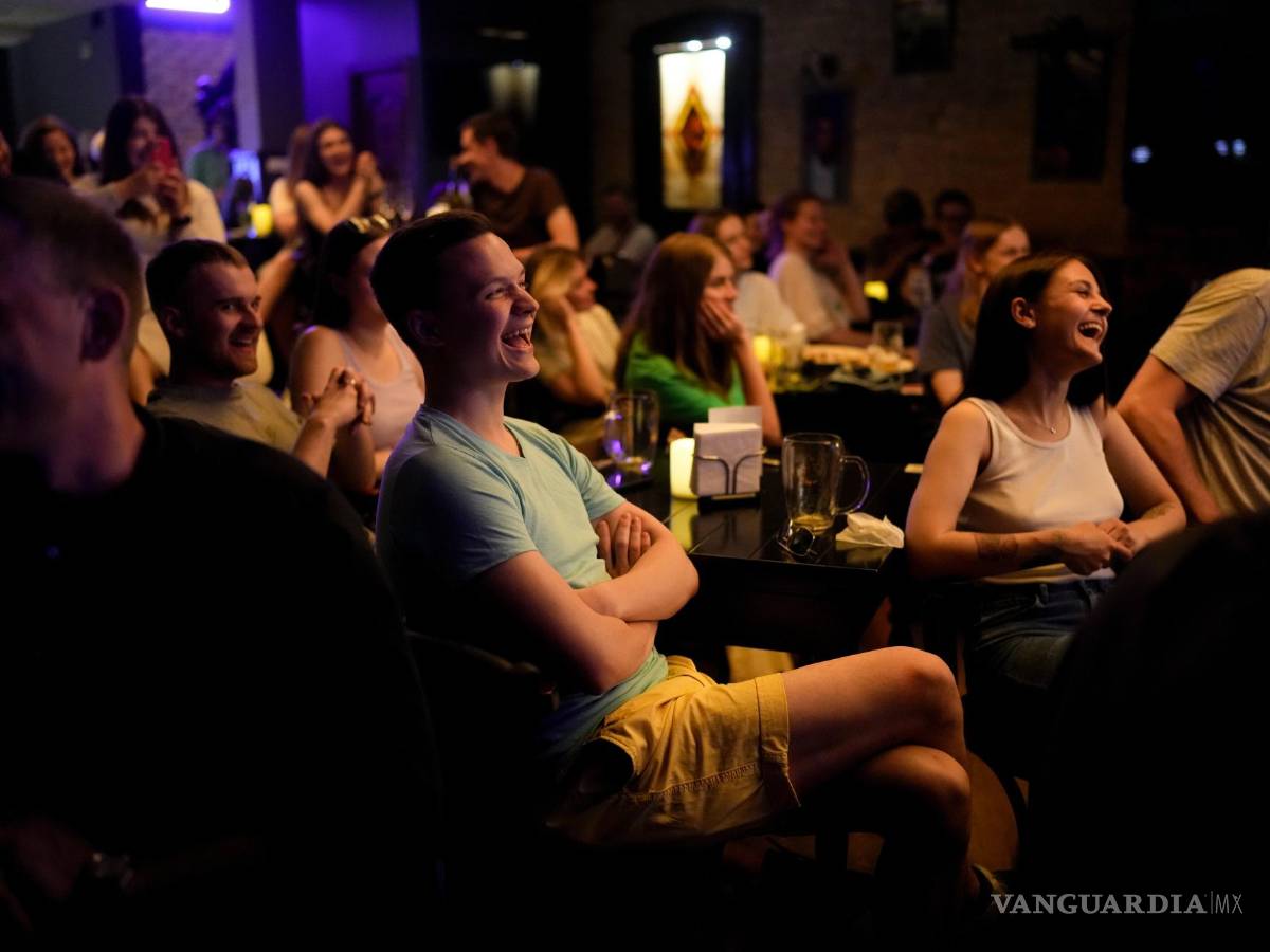 $!El público en el espectáculo de comedia de Serhiy Lipko en Kiev, Ucrania.