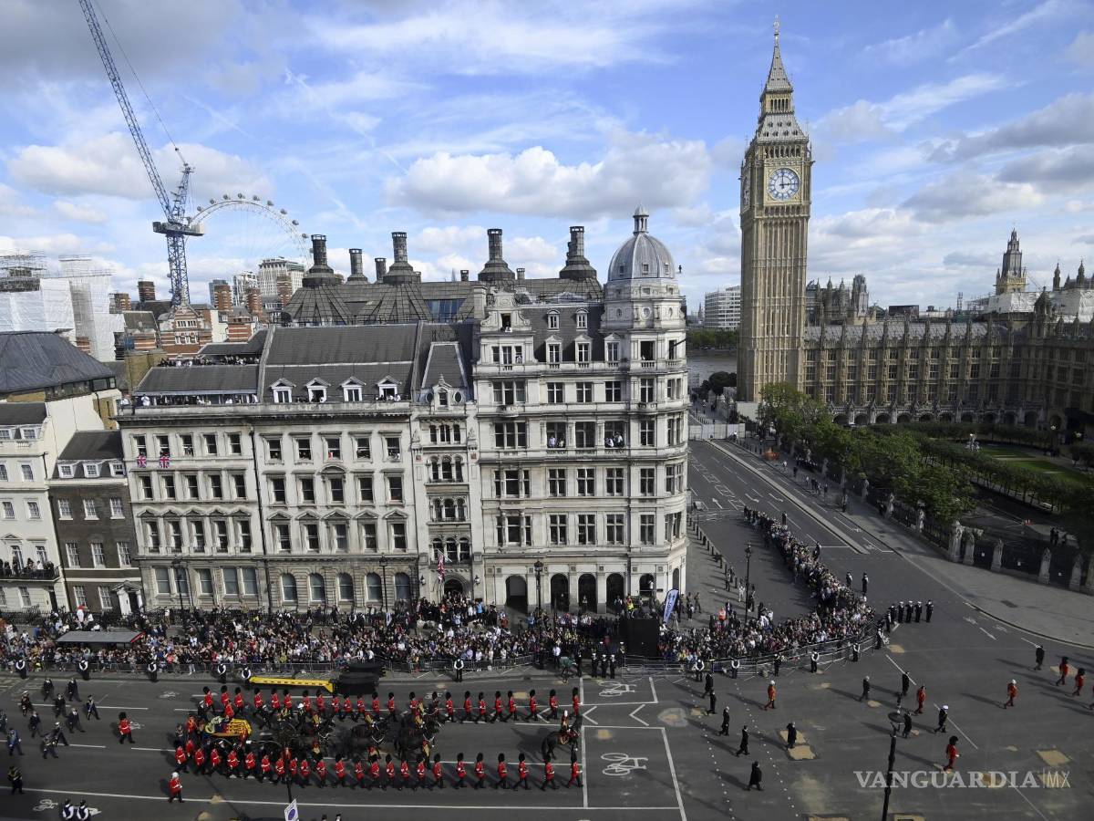 $!La procesión del ataúd de la reina Isabel II de Gran Bretaña se traslada desde el Palacio de Buckingham a Westminster Hall en Londres.