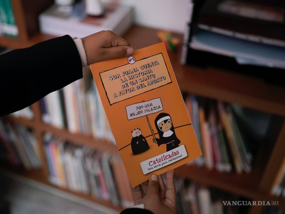 $!Una activista muestra un folleto a favor del aborto, en la sede de Católicas Por el Derecho a Decidir, en Ciudad de México.