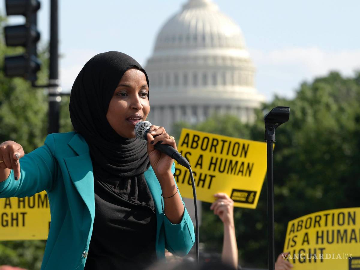 $!La congresista demócrata por Minnesota Ilhan Omar durante una manifestación contra el fallo que prohíbe el aborto, frente al Tribunal Supremo en Washington.
