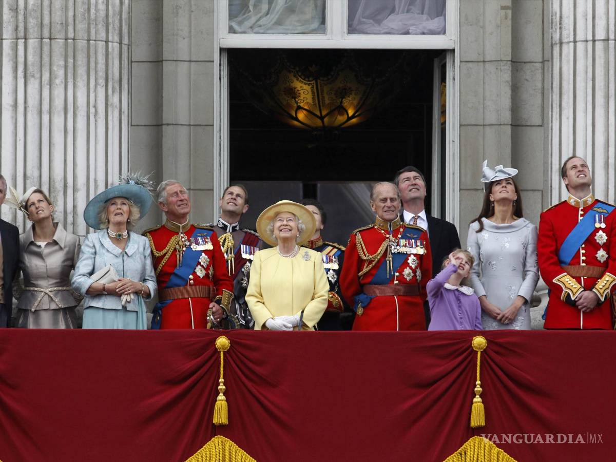 $!La reina Isabel II de Gran Bretaña y el príncipe Felipe en el balcón del Palacio de Buckingham tras el Desfile del Estandarte el 16 de junio de 2012. AP/Sang Tan