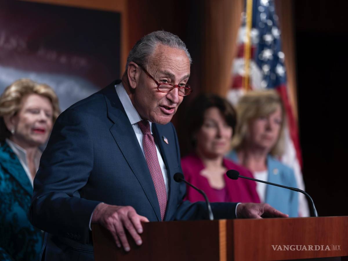 $!El líder de la mayoría en el Senado, Chuck Schumer, conmemora el primer aniversario de que se anuló el derecho al aborto en el Capitolio de Washington.