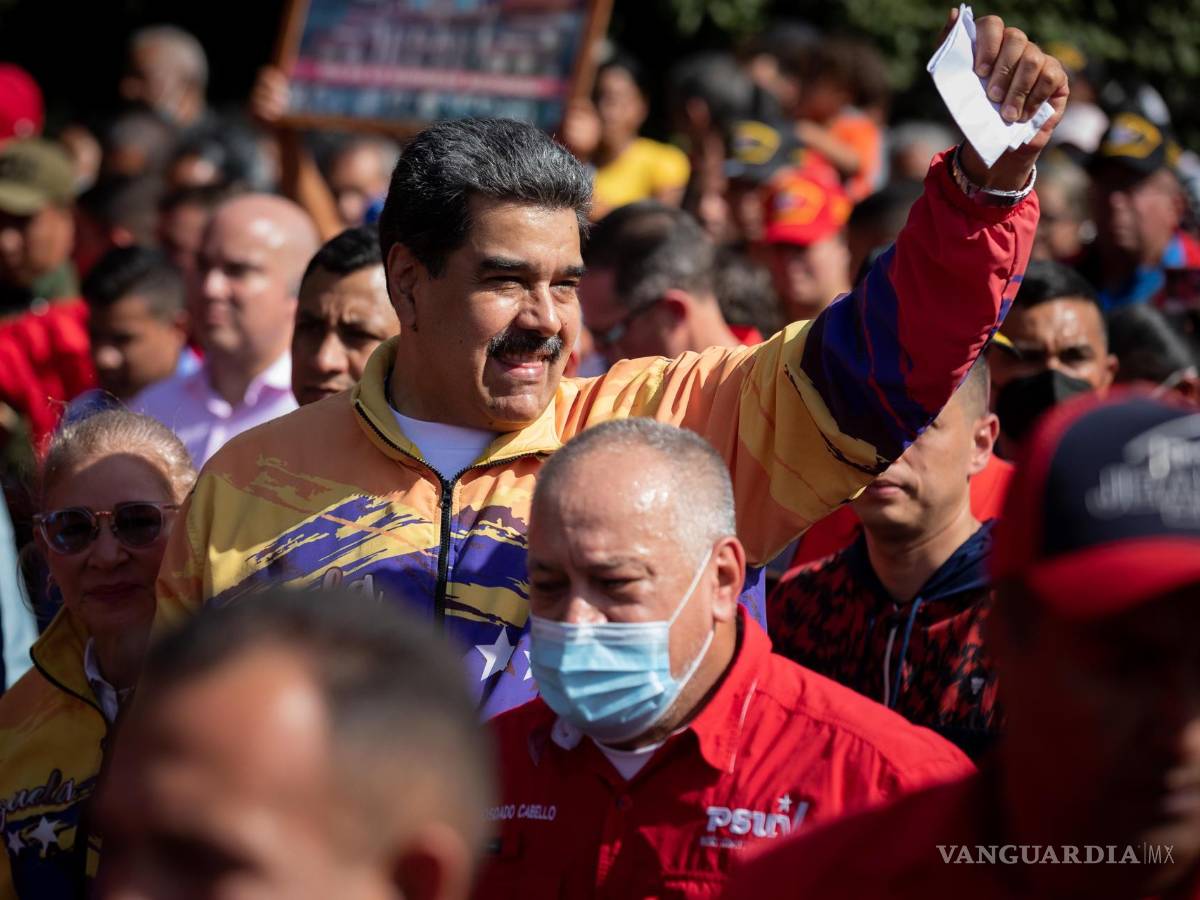 $!El presidente de Venezuela, Nicolás Maduro, acompaña a manifestantes en una marcha chavista en Caracas, Venezuela.