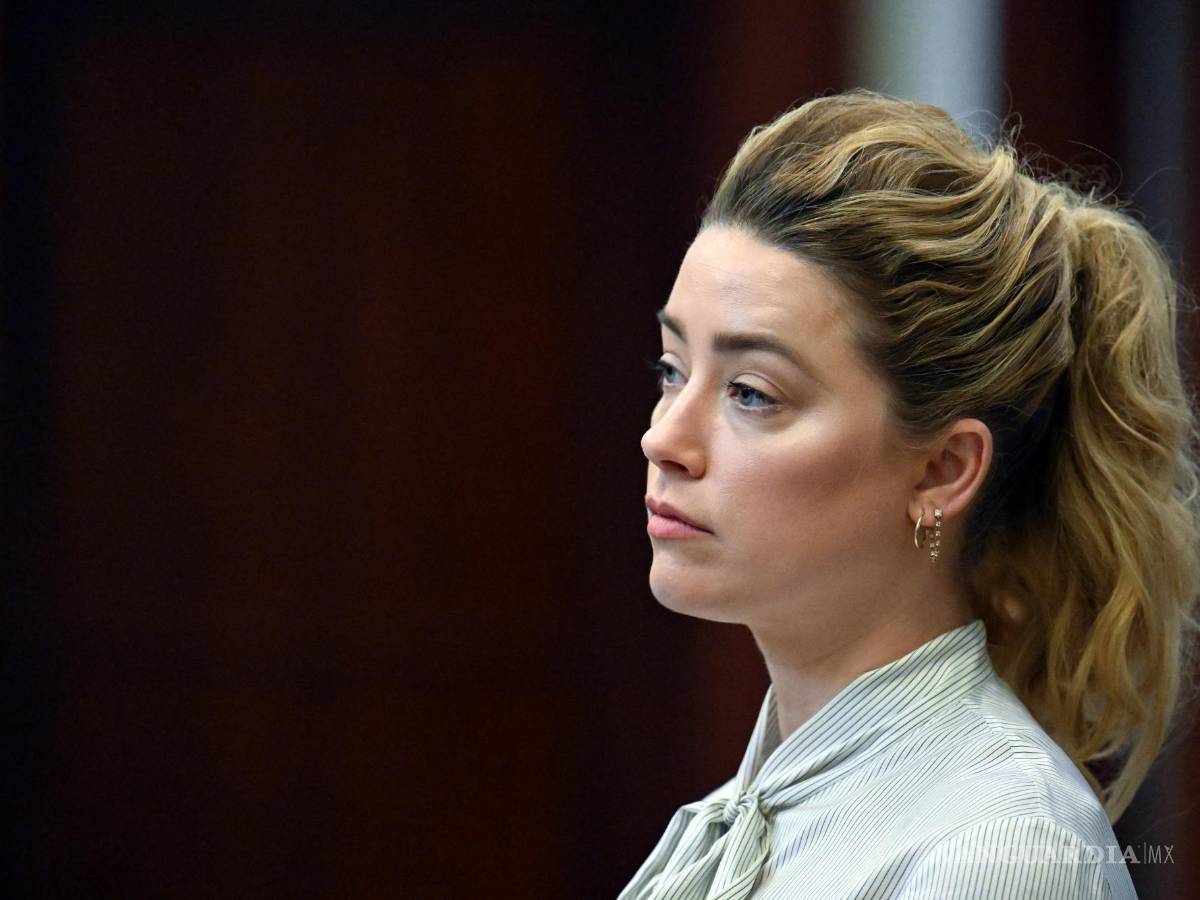 $!La actriz Amber Heard escucha el testimonio de su exesposo, durante una audiencia en la corte de Fairfax, Virginia.