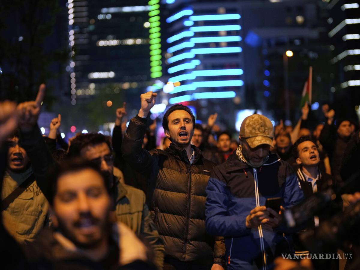 $!Protesta contra un ataque con drones israelíes contra un buque que transportaba ayuda a Gaza en aguas internacionales frente a Malta, frente al consulado israelí en Estambul.