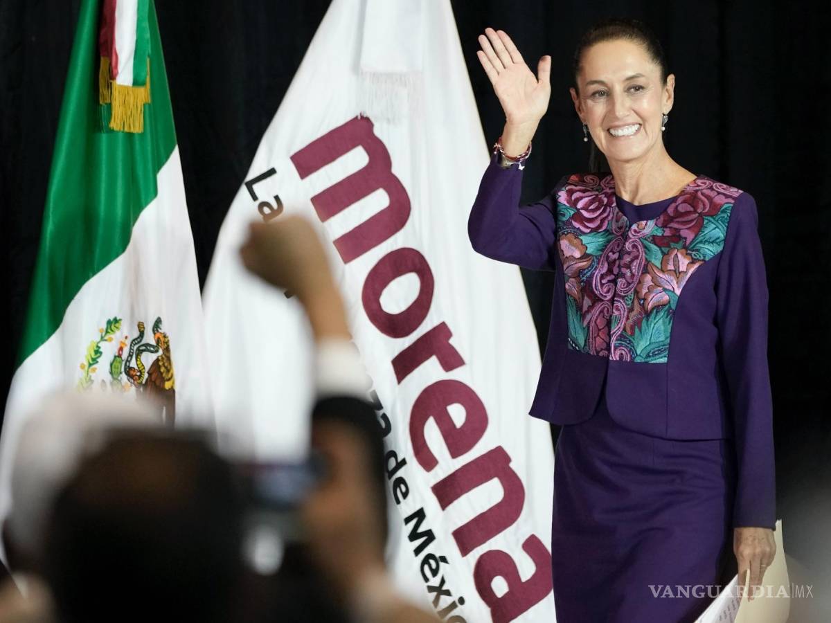 $!La candidata de Morena Claudia Sheinbaum saluda a su llegada tras el cierre de urnas en las elecciones generales en Ciudad de México.