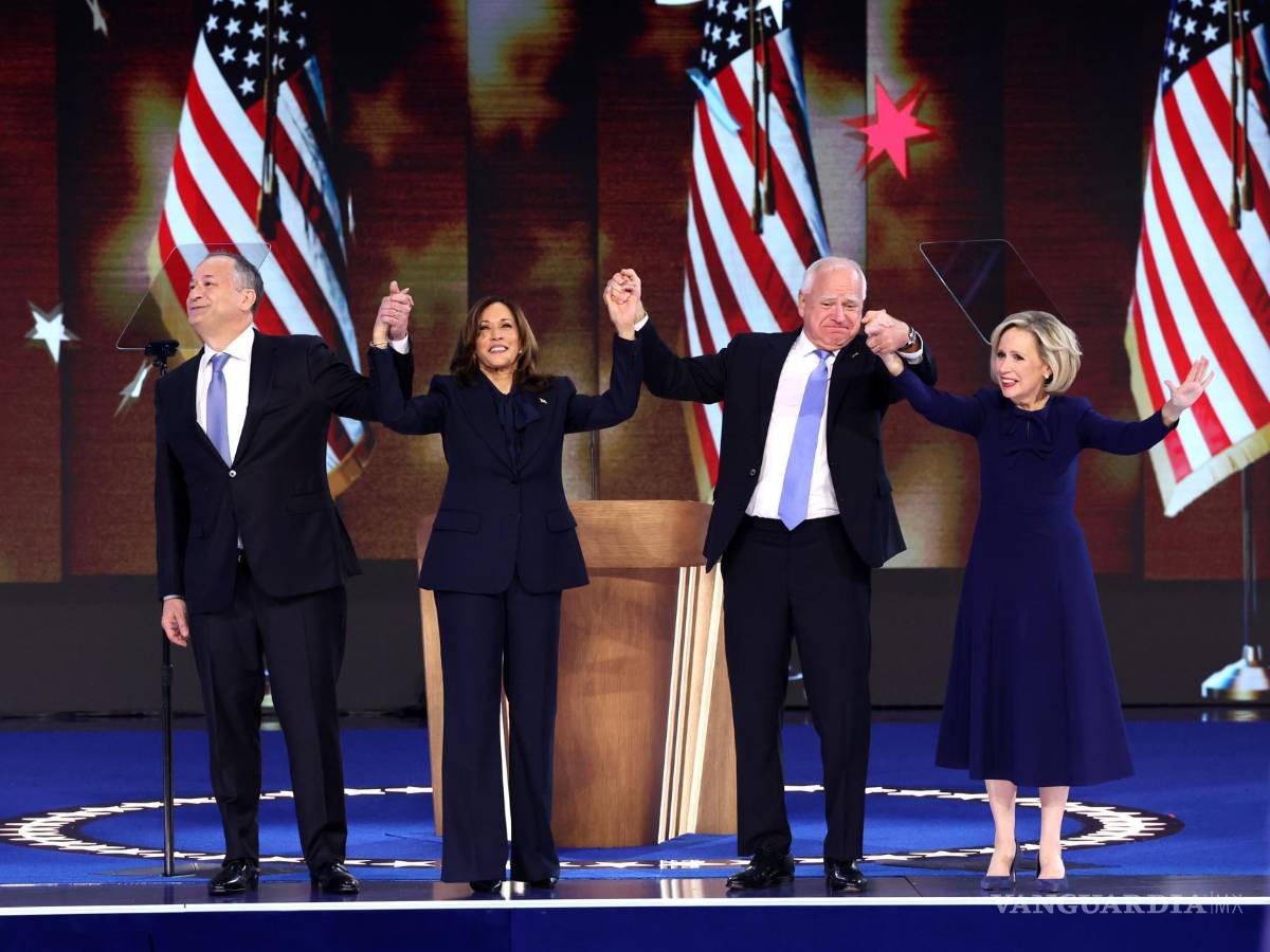 $!La candidata demócrata Kamala Harris, el segundo caballero Doug Emhoff , el candidato demócrata a la vicepresidencia Tim Walz y su esposa Gwen Walz.