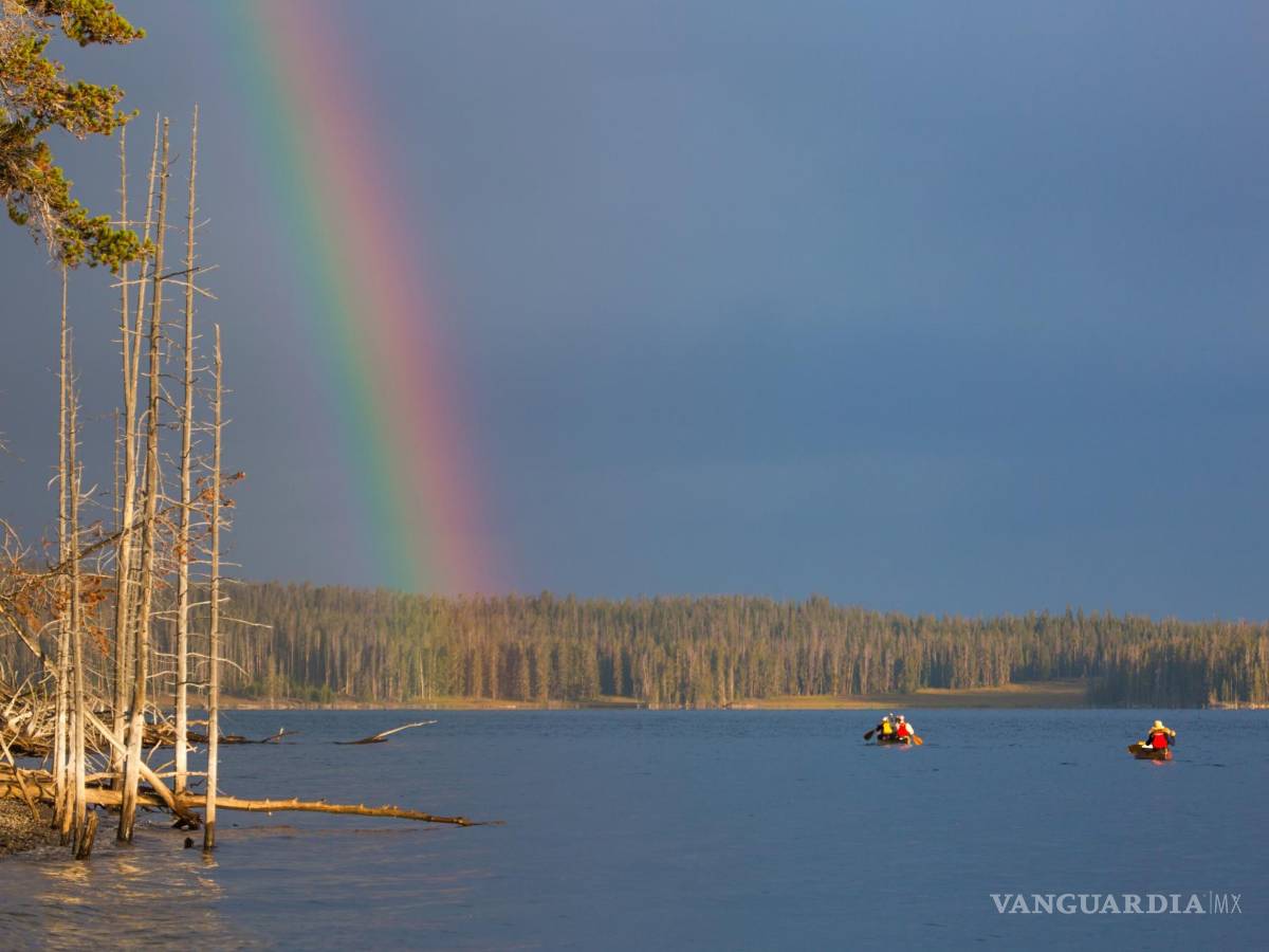 $!Piragüistas por el lago Yellowstone con el atractivo del arco iris. EFE/National Park Service