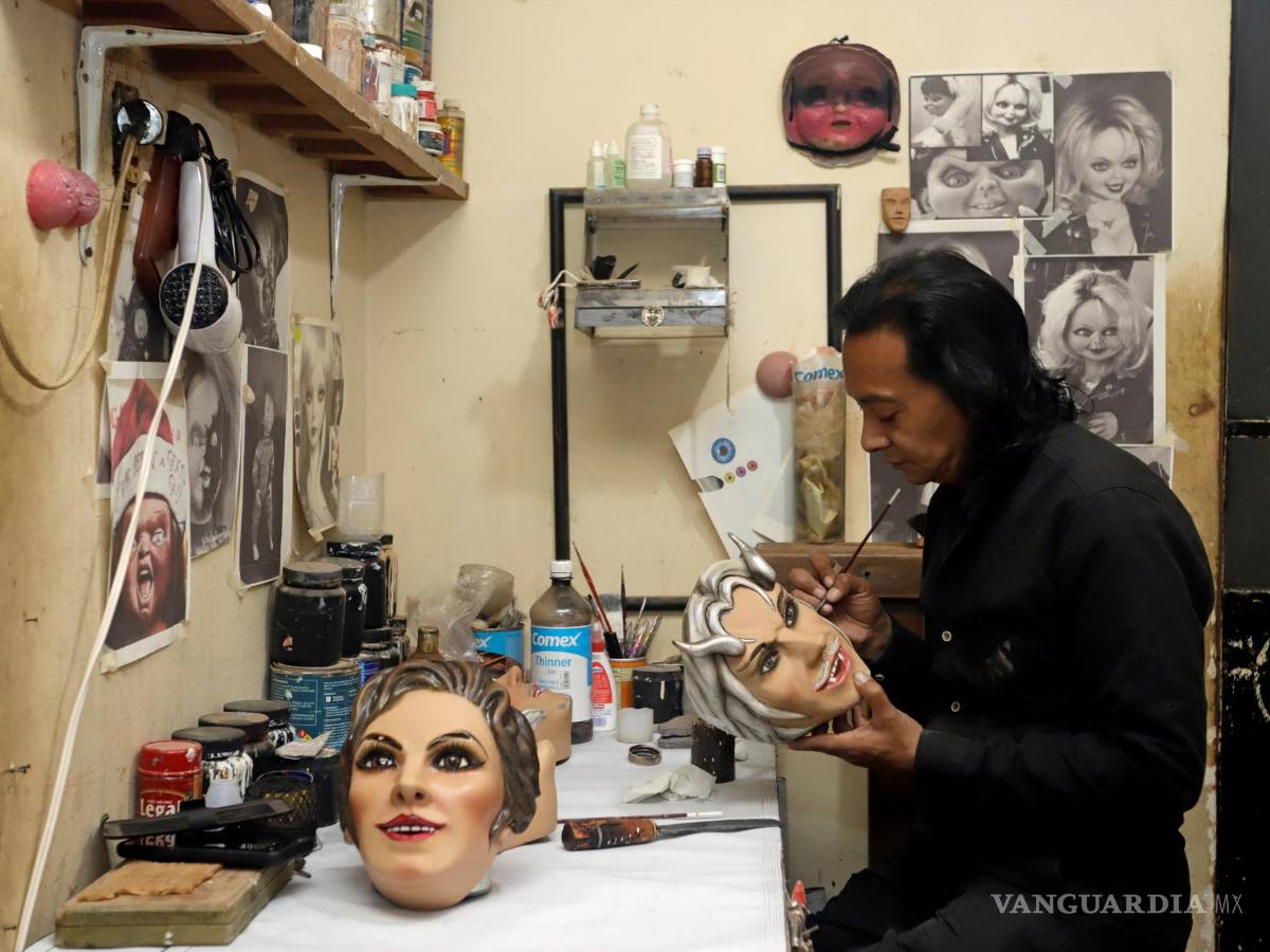 $!El escultor Adrián Becerra mientras trabaja en su taller de máscaras talladas en madera artesanal, en la ciudad de Puebla (México). EFE/ Hilda Ríos