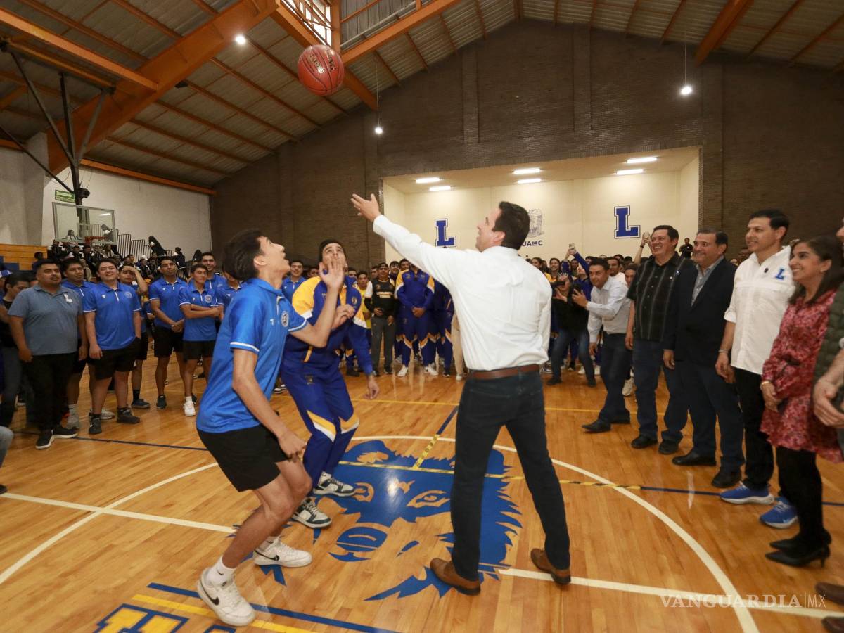 $!La bola entre dos fue lanzada por el alcalde Javier Díaz.