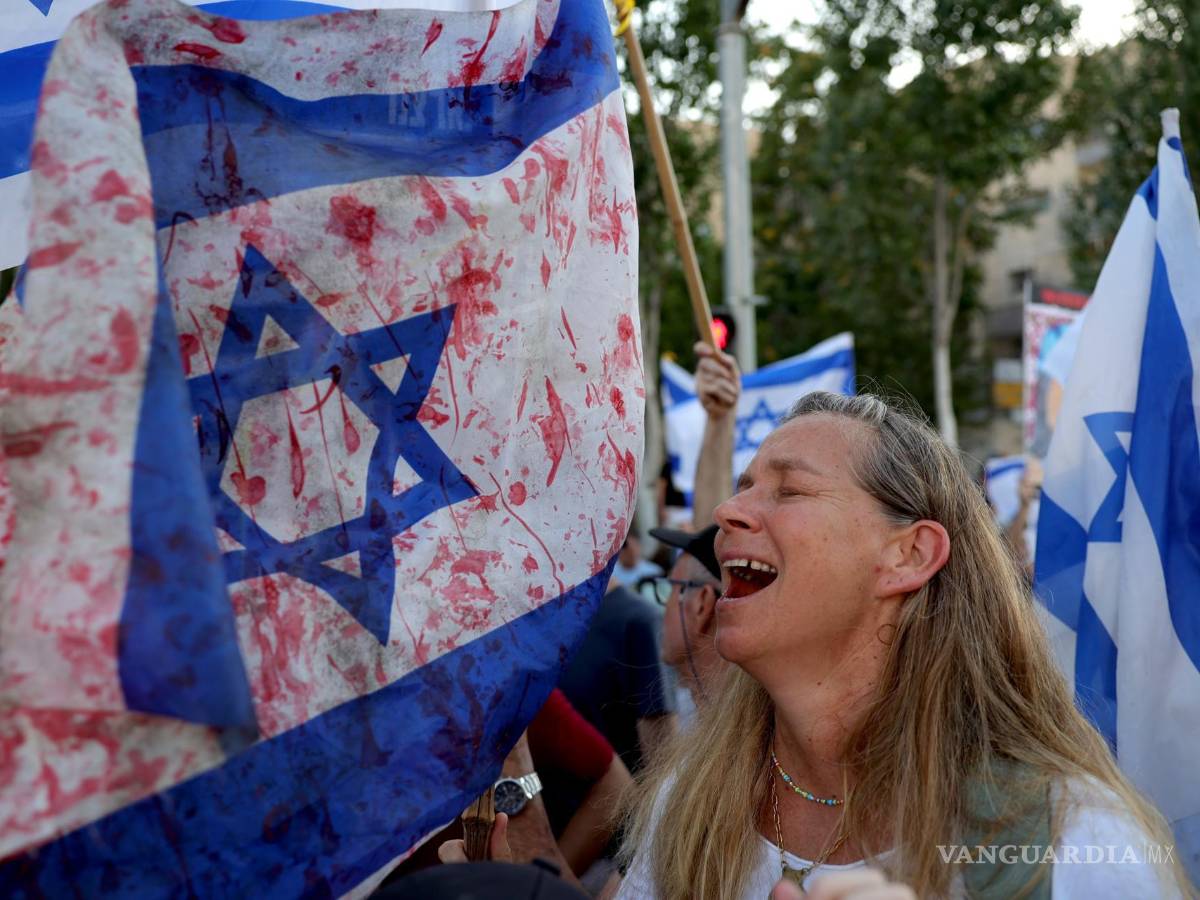 $!Una mujer participa en una protesta junto a familiares de rehenes israelíes retenidos por Hamas en Gaza en Jerusalén, el 13 de julio de 2024.