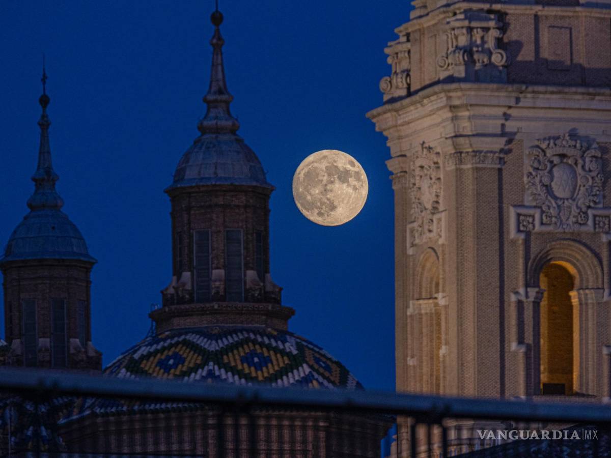 $!Imagen de la luna al 95.5% en creciente sobre Zaragoza, será la mayor luna de todo 2022.