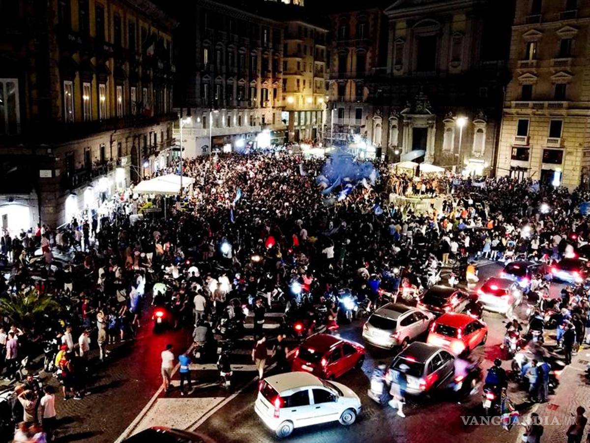 $!Nápoles olvida la sana distancia y llena sus calles tras ganar la Copa Italia (fotos)