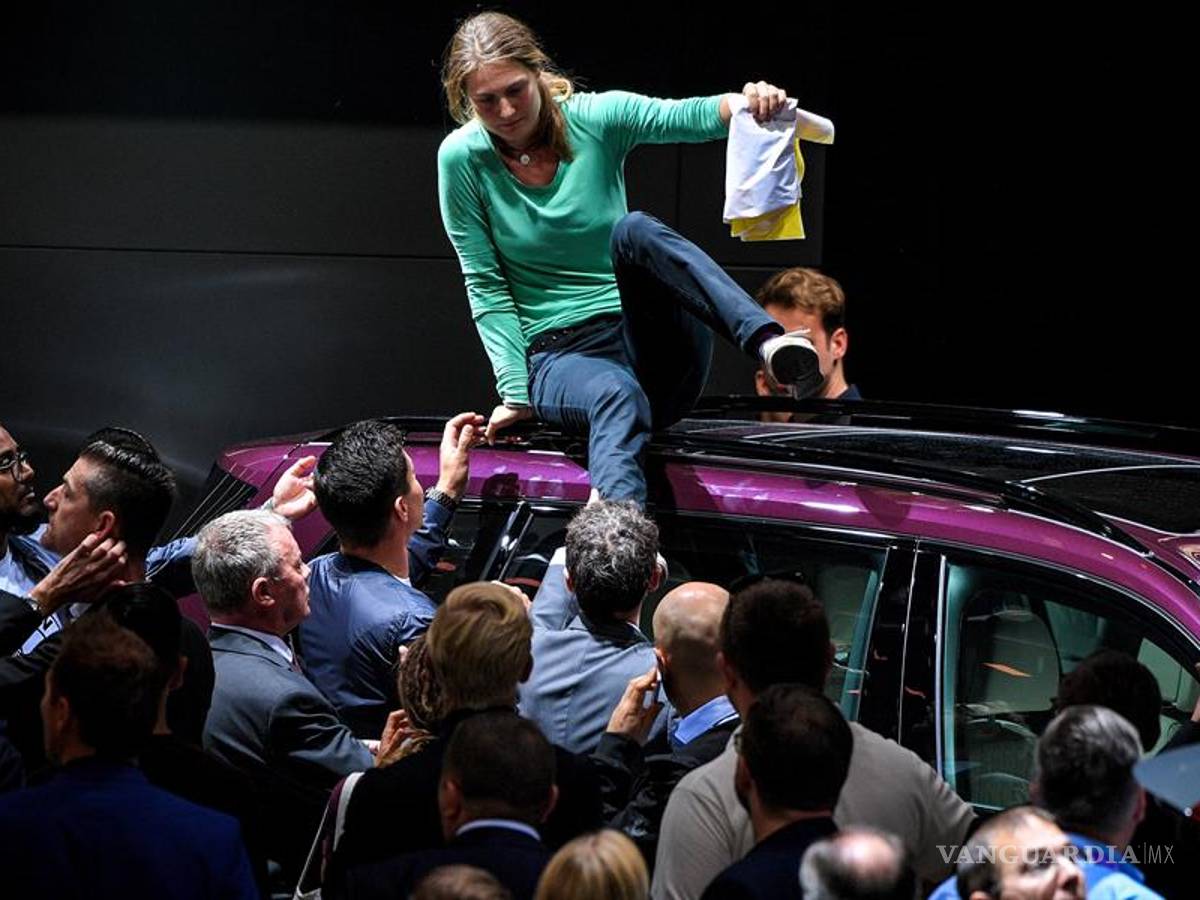 $!Activistas de Greenpeace irrumpen y se suben en los autos del Salón Internacional del Automóvil de Frankfurt, ve estas imágenes