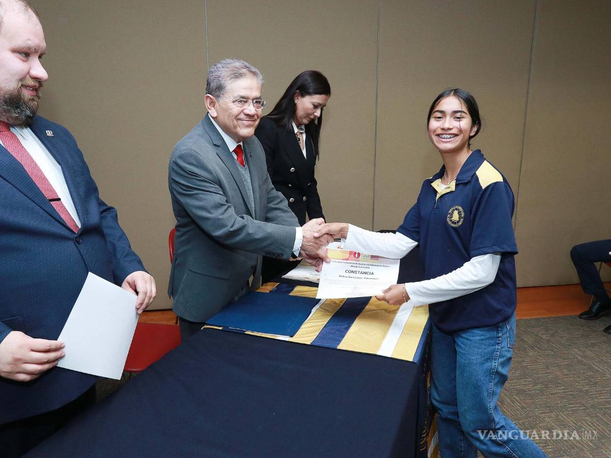 $!Maestros y alumnos que fueron capacitados en transparencia, recibieron su reconocimiento.