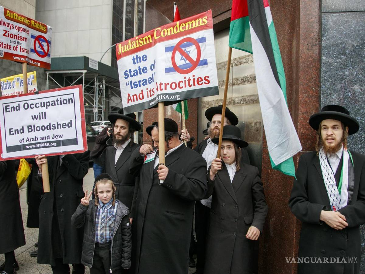 $!Los judíos jasídicos se unen a una manifestación en apoyo de Palestina durante una protesta en respuesta al conflicto entre Hamás e Israel en Nueva York.