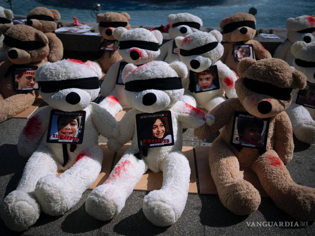 $!En una plaza de Tel Aviv, Israel, se ve una instalación de osos de peluche gigantes con los ojos vendados adornados con fotografías de israelíes cautivos en Gaza.