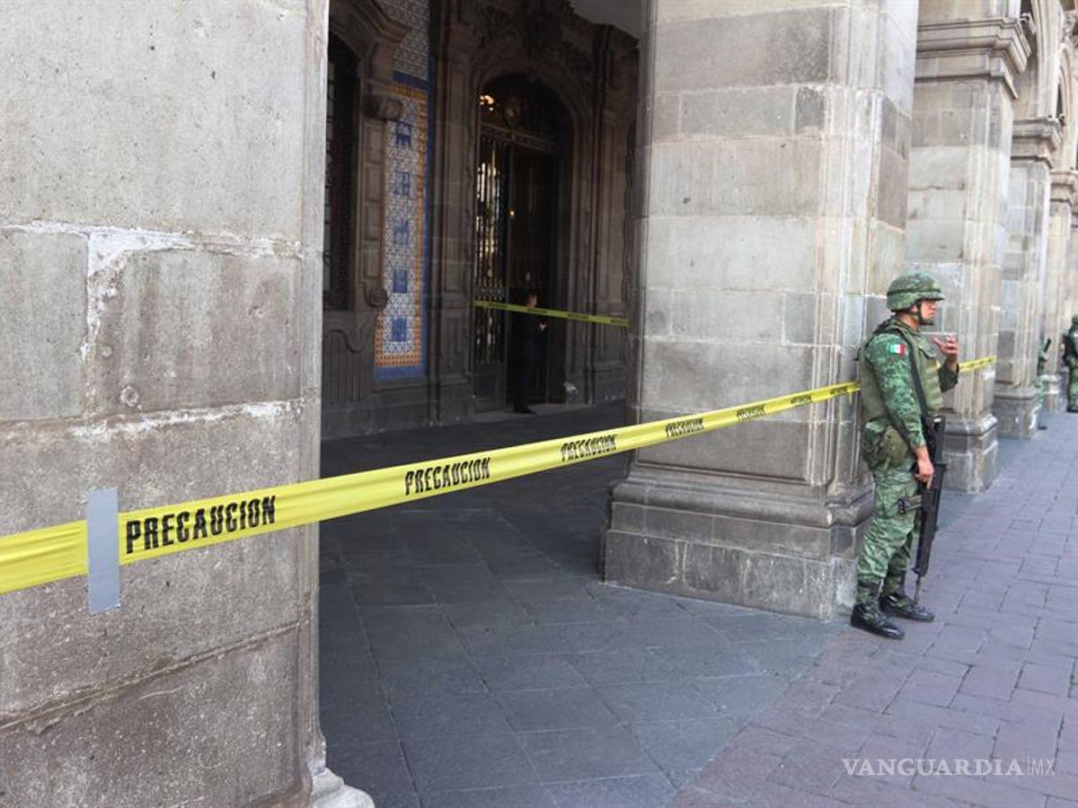 $!Coronavirus: El emblemático Zócalo de Ciudad de la CDMX luce desértico por el COVID-19