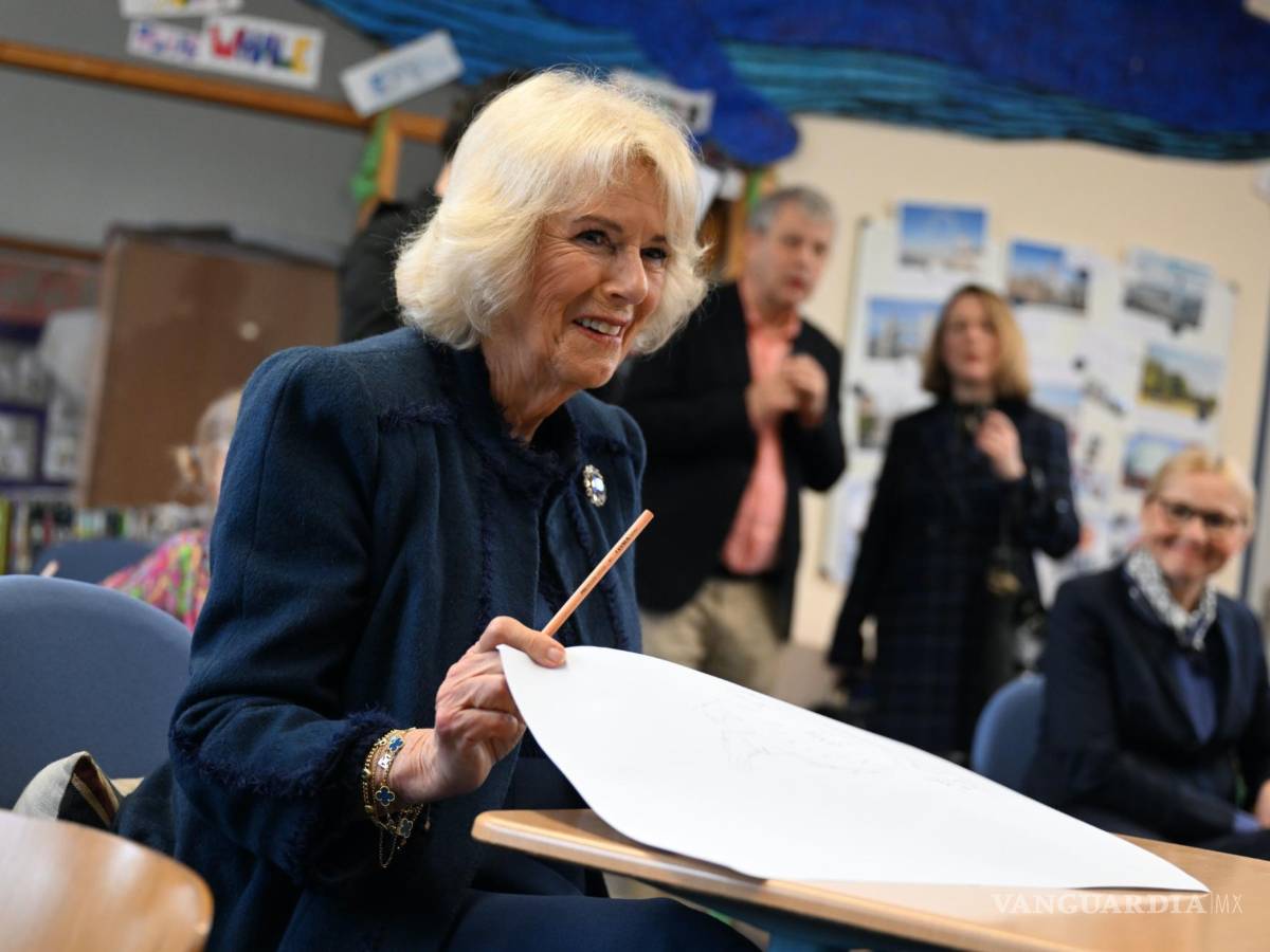 $!Camilla, la reina consorte, muestra la imagen que dibujó con los niños durante su visita a una escuela en Hamburgo, Alemania, el 31 de marzo de 2023.