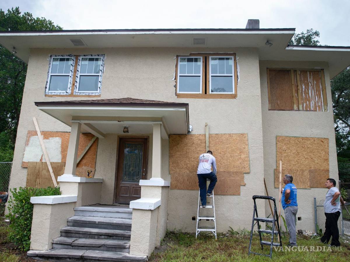 $!Residentes de Gulfport Beach colocan madera contrachapada mientras se preparan para el huracán Ian en Gulfport, Florida.