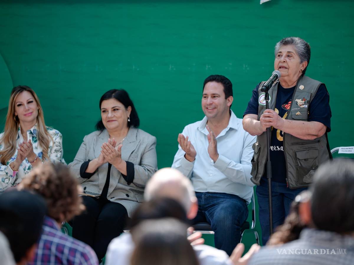 $!María Ulloa recibió el premio en la categoría de educación ambiental por su compromiso con la formación de una ciudadanía consciente, a través de talleres y acciones comunitarias.
