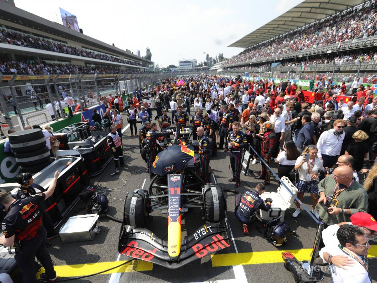 $!Los pilotos se preparan en la linea de salida previo al Gran Premio de Fórmula Uno de Ciudad de México en el Autódromo Hermanos Rodríguez.