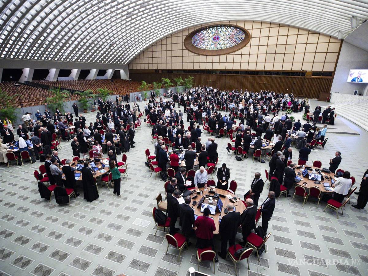 $!Los participantes asisten a una sesión de la Asamblea General del Sínodo de los Obispos en el Aula Pablo VI de la Ciudad del Vaticano.