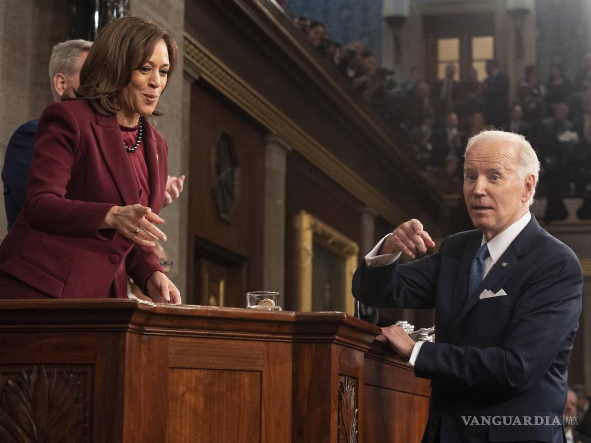 $!El presidente de los Estados Unidos, Joe Biden habla con la vicepresidenta Kamala Harris después del discurso sobre el estado de la Unión en Washington, DC.