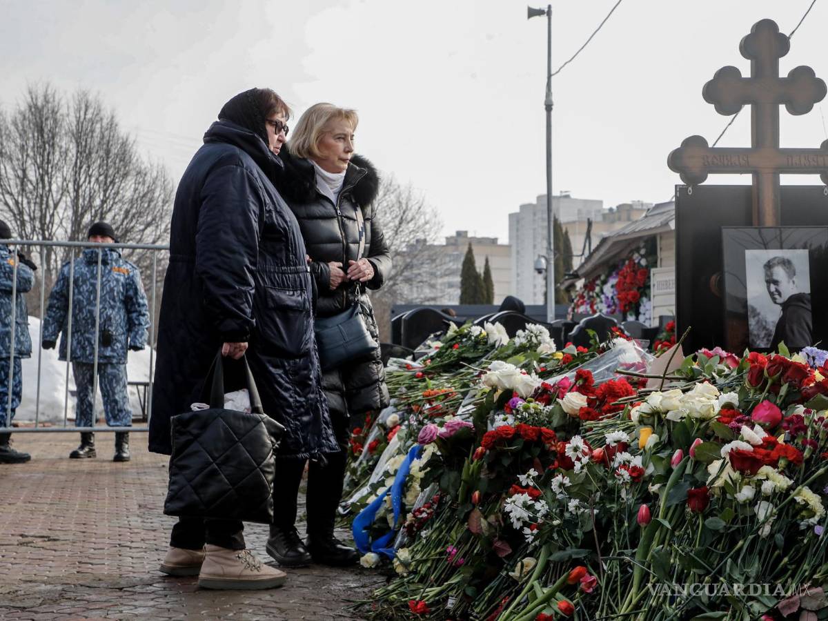 $!Lyudmila Navalnaya (i), madre del difunto líder opositor Alexei Navalny, cerca de la tumba de su hijo en el cementerio Borisovskoye, en las afueras de Moscú, Rusia.