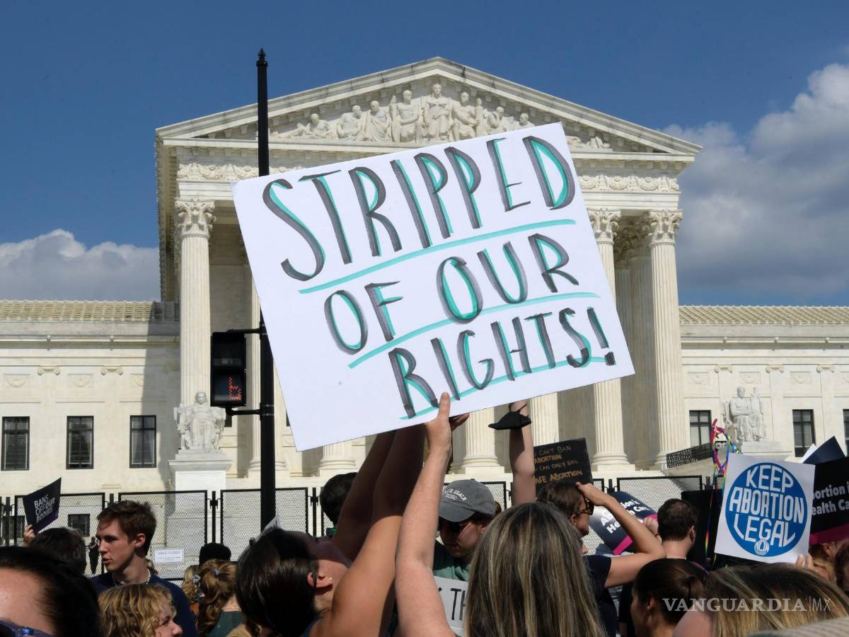 $!Una mujer sostiene una pancarta que dice Despojadas de nuestros derechos, durante una manifestación frente al Tribunal Supremo en Washington.