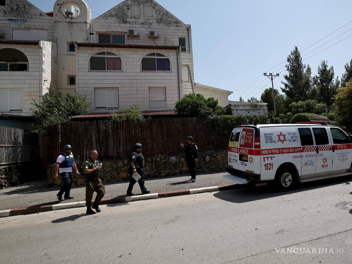 $!Personal de seguridad israelí inspecciona el lugar donde cayeron algunos proyectiles disparados por Hezbolá desde el Líbano.